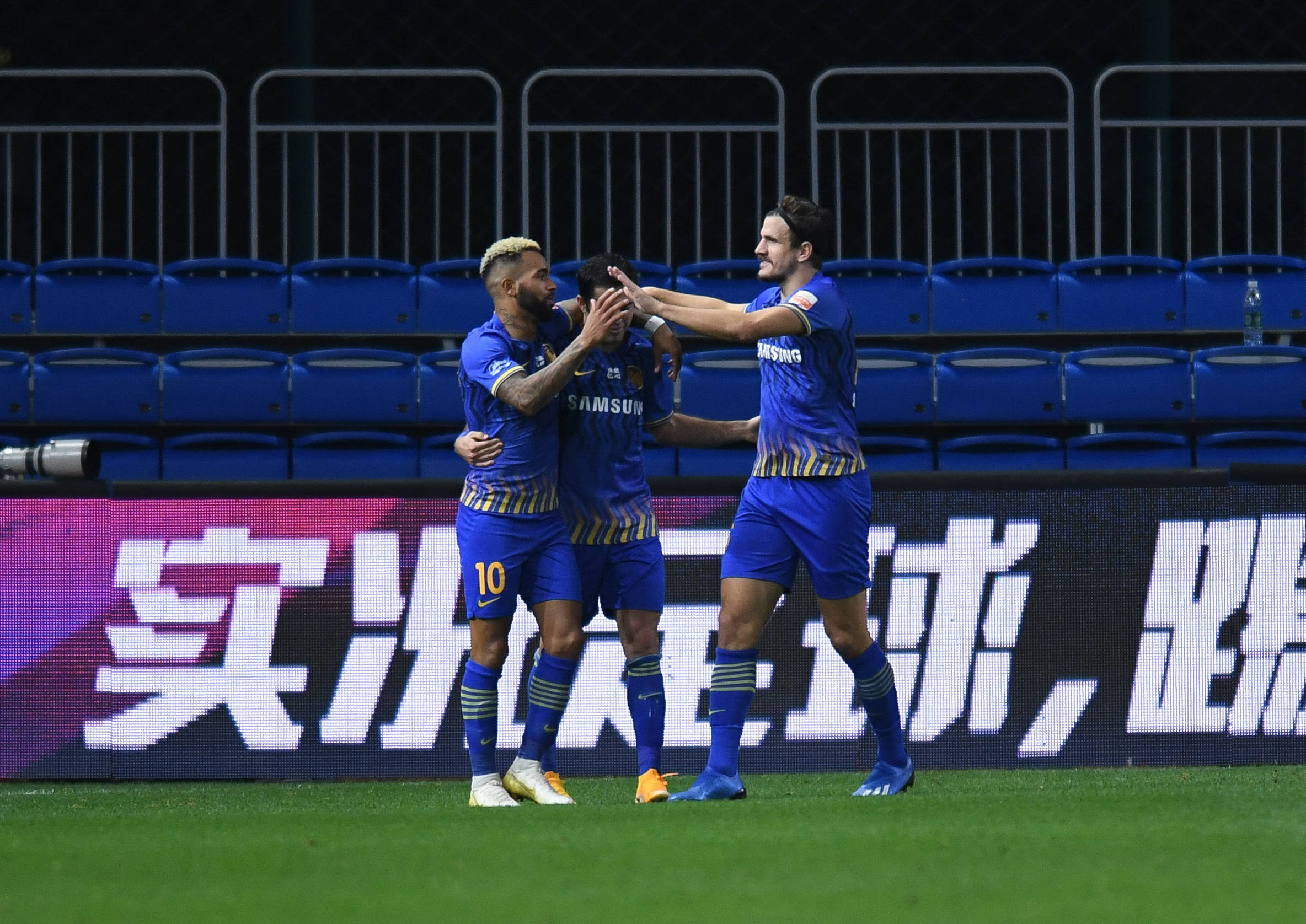 江苏苏宁在富力主场迎来江苏德比 江苏苏宁在富力主场迎来江苏德比